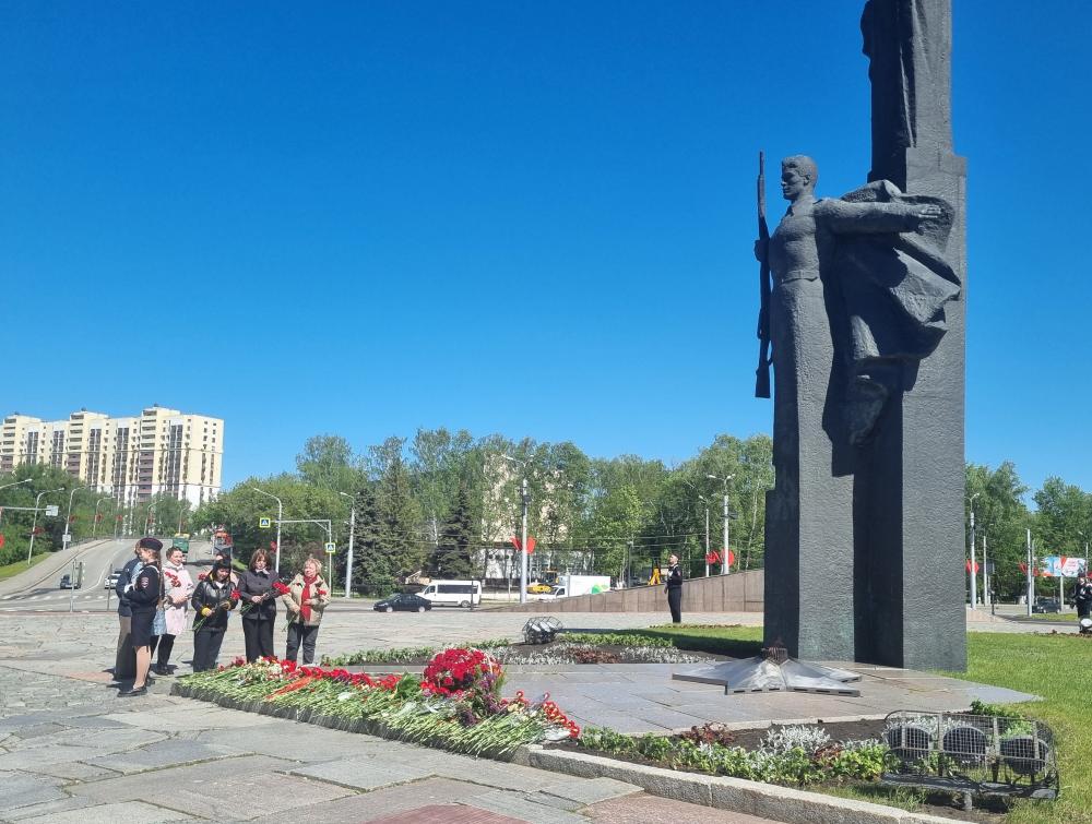 Сотрудники клинической больницы им. Г.А. Захарьина возложили живые цветы к памятнику Победы
