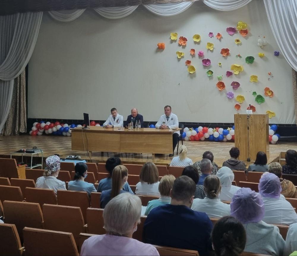 Заместитель Председателя Правительства-Министр здравоохранения Пензенской области Вячеслав Космачев представил коллективу больницы № 6 нового главного врача
