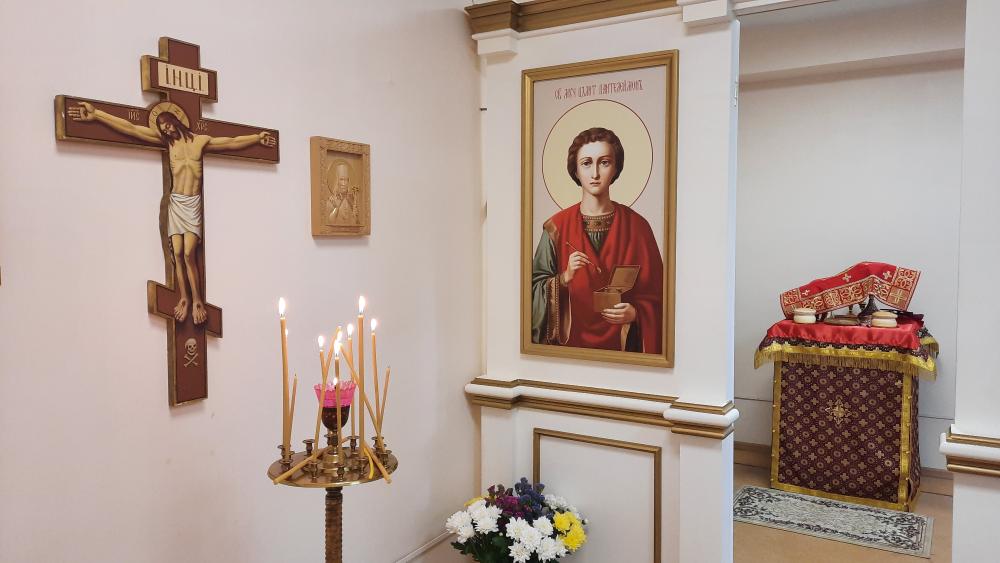 В молельной комнате больницы им. Г. А. Захарьина прошло праздничное Богослужение в честь св. великомученика и целителя Пантелеймона
