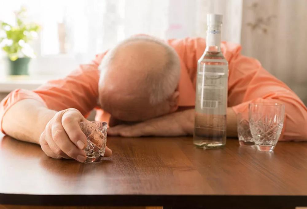 О факторах, провоцирующих алкоголизм в пожилом возрасте, рассказывает медицинский психолог