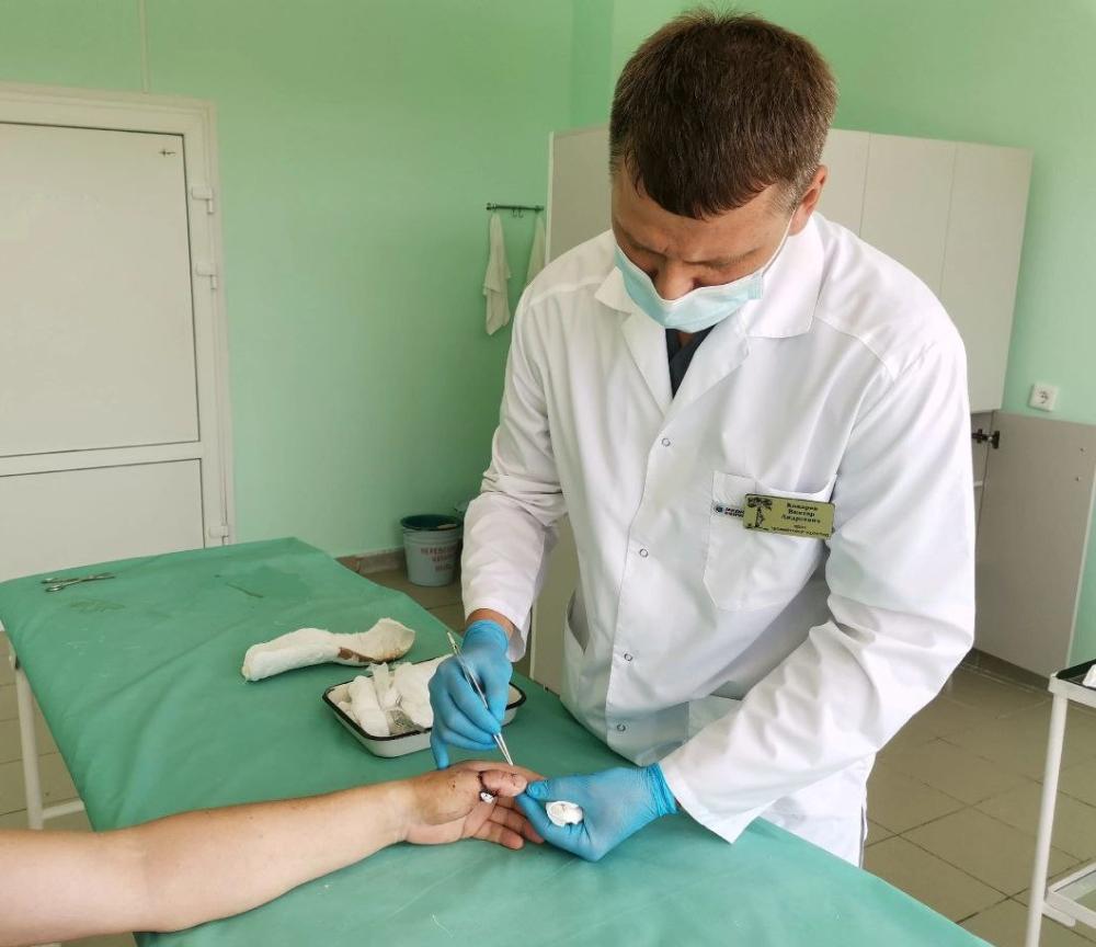 Врачи-травматологи больницы Захарьина восстановили целостность пальца пациенту после бытовой травмы