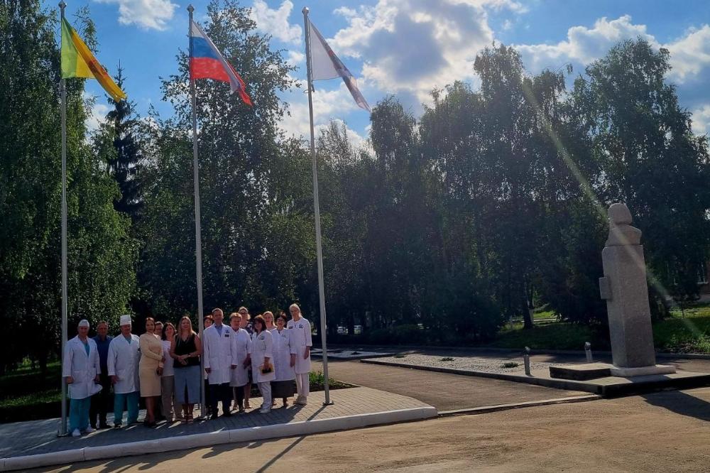 Торжественное поднятие флагов в честь Дня Государственного флага Российской Федерации.
