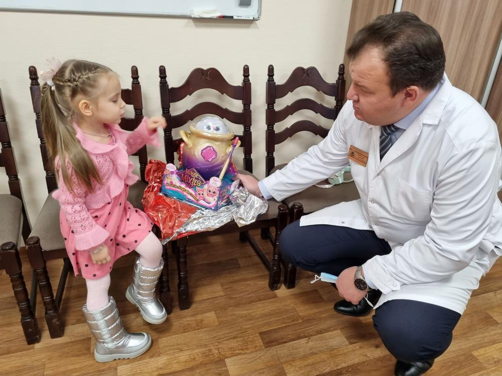 Главный врач клинической больницы № 6 Андрей Кибиткин вручил подарок в рамках акции «Ёлка желаний»
