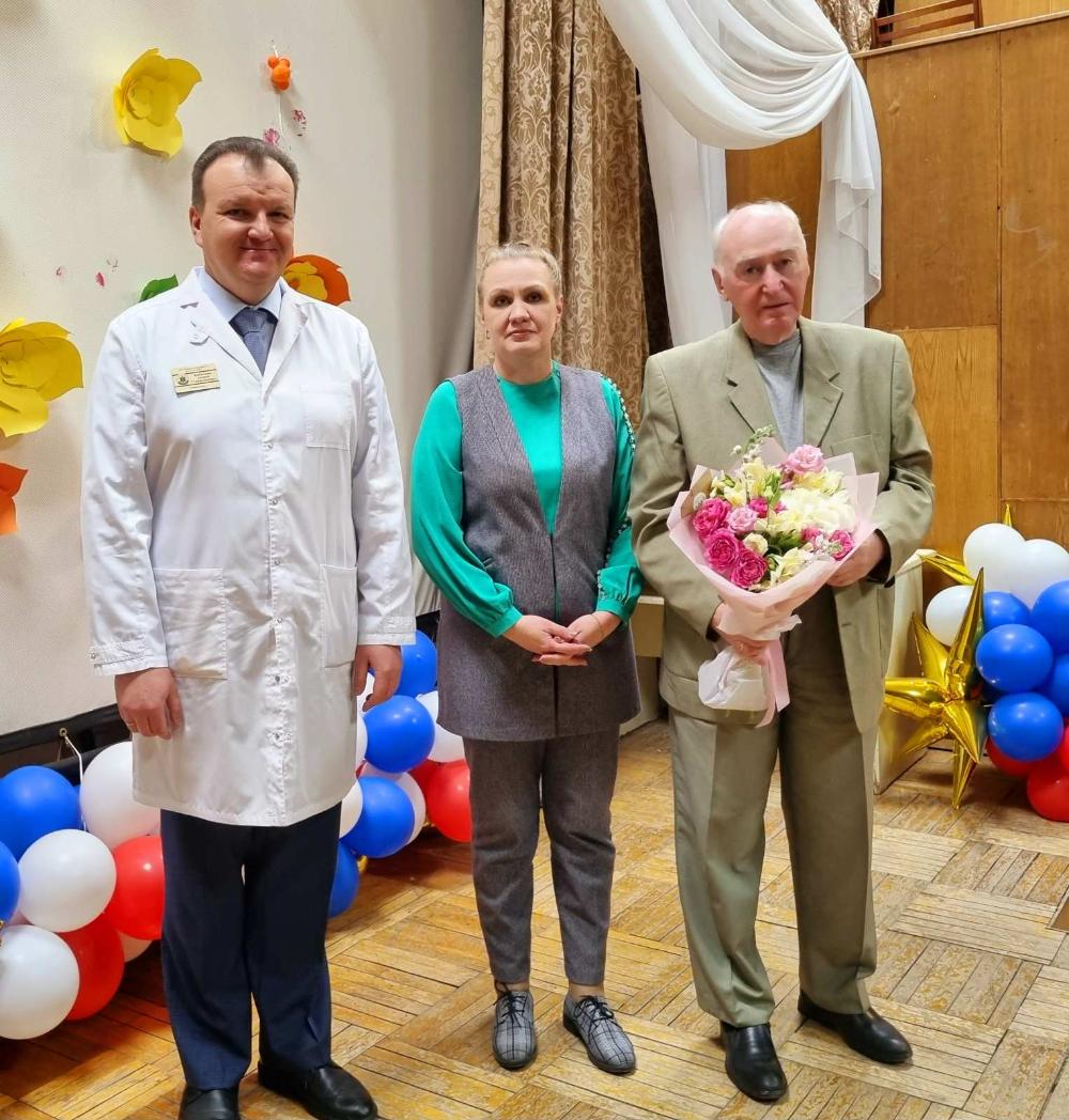 Марк Бернштейн, заслуженный врач РФ принимает поздравления с юбилеем от коллег клинической больницы № 6