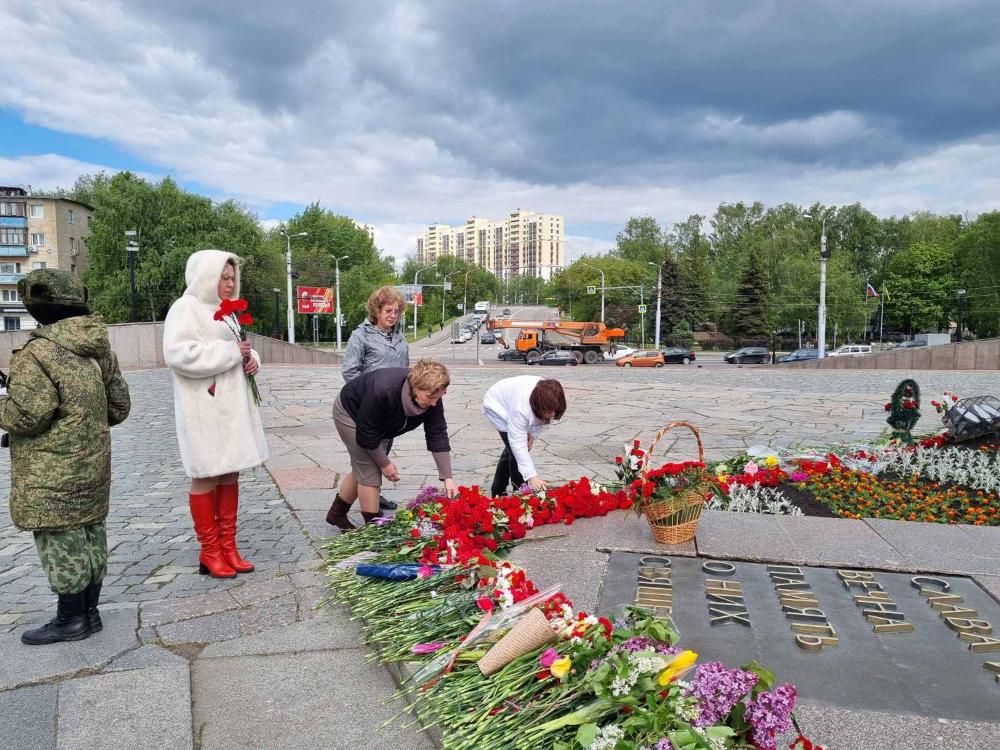Сотрудники клинической больницы им. Г.А. Захарьина возложили живые цветы к памятнику Победы